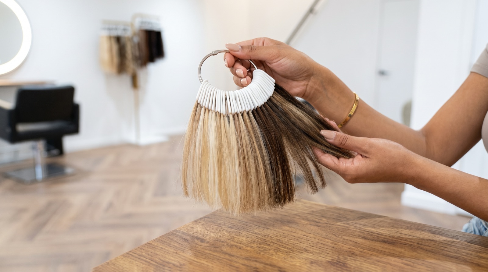 Persoonlijk advies met kleurenwaaier bij Senna’s Hair Lounge in Baarn