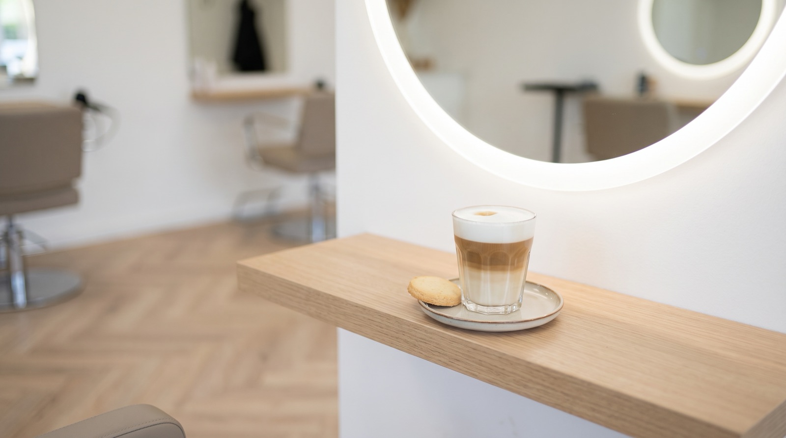 Koffie tijdens het plaatsen van extensions bij Senna’s Hair Lounge