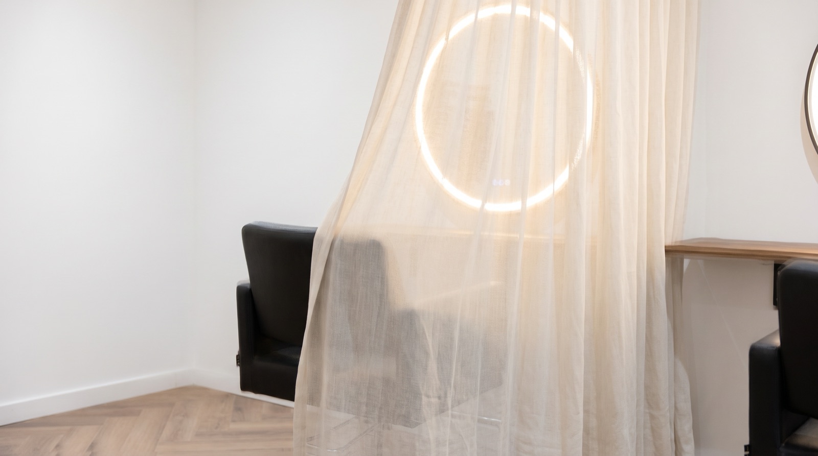 Aparte behandelplek met gordijn voor privacy bij Senna’s Hair Lounge