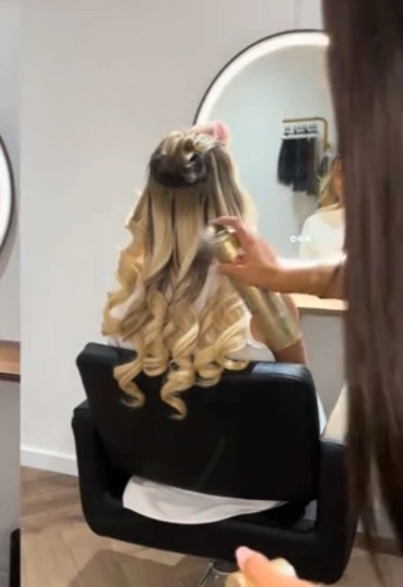 Your sign to book that blowout 🤍